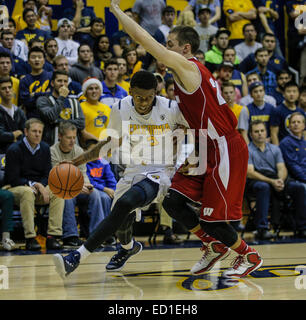 Berkeley, CA, USA. 22. Dezember 2014. California G # 3 Tyrone Wallace Antrieb zur Grundlinie während der NCAA Männer Basketball-Spiel zwischen Wisconsin Badgers und California Golden Bears 56-68 verloren an Hass Pavillon Berkeley Kalifornien © Csm/Alamy Live-Nachrichten Stockfoto