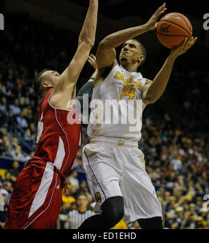 Berkeley, CA, USA. 22. Dezember 2014. California F # 14 Christian Behrens Himmel auf den Reifen während der NCAA Männer Basketball-Spiel zwischen Wisconsin Badgers und California Golden Bears an Hass Pavillon Berkeley Kalifornien © Csm/Alamy Live-Nachrichten Stockfoto