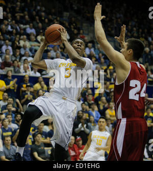 Berkeley, CA, USA. 22. Dezember 2014. California G # 3 Tyrone Wallace Antrieb zur Grundlinie Partitur während der NCAA Männer Basketball-Spiel zwischen Wisconsin Badgers und California Golden Bears 56-68 verloren an Hass Pavillon Berkeley Kalifornien © Csm/Alamy Live-Nachrichten Stockfoto