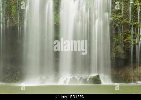 Eine Langzeitbelichtung Nahaufnahme der Llanos de Cortés Wasserfall in der Nähe von Bagaces, Costa Rica Stockfoto