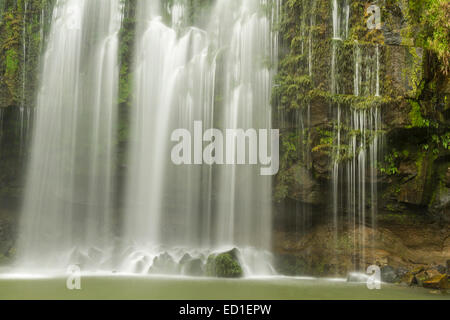 Eine Langzeitbelichtung Nahaufnahme der Llanos de Cortés Wasserfall in der Nähe von Bagaces, Costa Rica Stockfoto