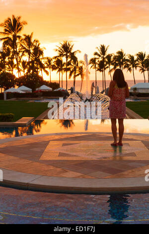 Besucher genießen Sonnenuntergang, Grand Wailea, Maui, Hawaii.  (Modell freigegeben) Stockfoto