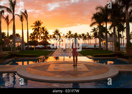 Besucher genießen Sonnenuntergang, Grand Wailea, Maui, Hawaii.  (Modell freigegeben) Stockfoto
