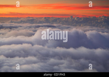 Wolken bei Sonnenuntergang vom in der Nähe der Spitze des Haleakala, Haleakala National Park, Maui, Hawaii. Stockfoto