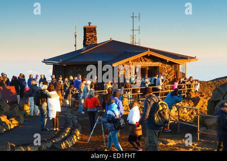 Besucher bei Sonnenaufgang vom Gipfel des Haleakala, Haleakala National Park, Maui, Hawaii. Stockfoto