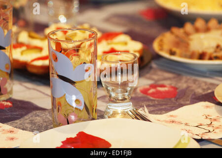 Geschirr Teller Wein-Glas und Gerichte auf den Tisch serviert Stockfoto