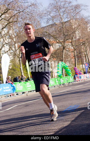 LONDON - 13.April: Unbekannte Kinder laufen den London-Marathon am 13. April 2013 in London, England, UK. Der Marathon ist ein Stockfoto