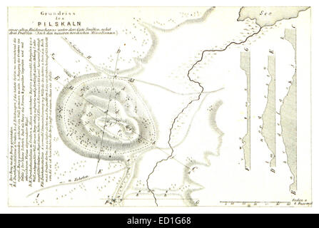 Diese 1872 aus Smilten stammende Illustration zeigt die Pilskalen Wallanlage, eine historische Festung oder Verteidigungsanlage. Es spiegelt architektonische militärische Entwürfe aus dieser Zeit wider und hebt regionale Verteidigungsstrategien in Smilten hervor. Stockfoto