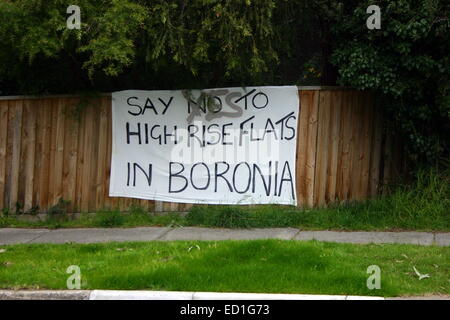 Banner auf Boronia Zaun, Protest gegen hohe Aufstieg/Bebauungsdichte in den sonst ruhigen Vorort zu protestieren. Stockfoto