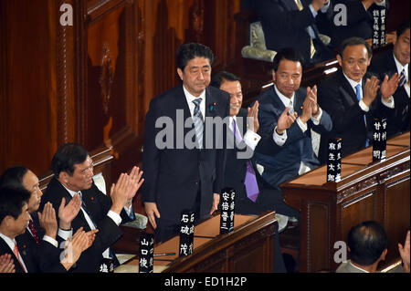 Tokio, Japan. 24. Dezember 2014. Premierminister Shinzo Abe ist Beifall, wie er als Führer Japans wiedergewählt während einer Diät-Sondersitzung in Tokio auf Mittwoch, 24. Dezember 2014, für drei Tage nach LDPs Erdrutschsieg bei den Parlamentswahlen am 14 Dezember einberufen. Alle bis auf einen Minister dürften in das neue Kabinett Abe ist um zu bilden, außer Skandal getönt Defense Minister Akinori Eto, die durch ehemalige ersetzt werden Verteidigung Chef Gen Nakatani. Bildnachweis: Natsuki Sakai/AFLO/Alamy Live-Nachrichten Stockfoto