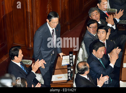 Tokio, Japan. 24. Dezember 2014. Nobutaka Machimura der Liberal-Demokratischen Partei wird während einer Diät-Sondersitzung einberufen in Tokio auf Mittwoch, 24. Dezember 2014 Sprecher des Unterhauses gewählt. Shinzo Abe wurde als Japans Premierminister nach LDPs Erdrutschsieg bei den Parlamentswahlen am 14 Dezember wiedergewählt. Bildnachweis: Natsuki Sakai/AFLO/Alamy Live-Nachrichten Stockfoto