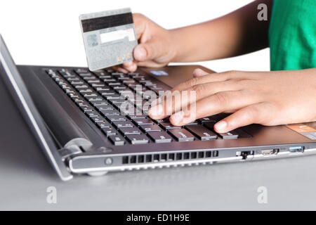 1 Kind junge Laptop arbeiten, Online-shopping Stockfoto