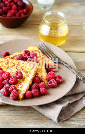 Lecker French-Toast mit Himbeeren und Honig, Obst Stockfoto