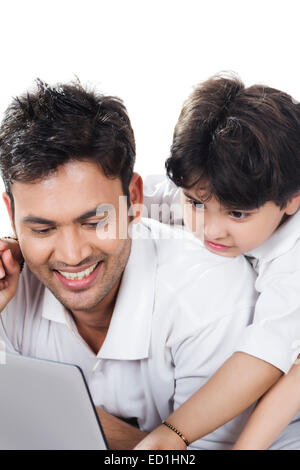 indische Vater mit Kind genießen, laptop Stockfoto