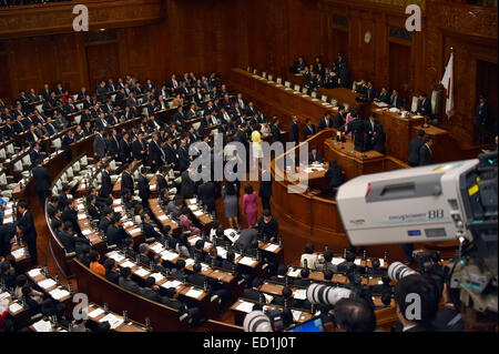 Tokio, Japan. 24. Dezember 2014. Gesetzgeber werfen ihre Stimmzettel in einem parlamentarischen Prozess, Japans neuen Ministerpräsident während einer Diät-Sondersitzung einberufen in Tokio auf Mittwoch, 24. Dezember 2014 zu wählen. Shinzo Abe wurde als Ministerpräsident wiedergewählt und setzen auf ein neues Kabinett zu bilden. Bildnachweis: Natsuki Sakai/AFLO/Alamy Live-Nachrichten Stockfoto