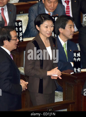 Tokio, Japan. 24. Dezember 2014. Yuko Obuchi, Tochter des verstorbenen Ministerpräsidenten Keizo Obuchi, ist auf dem Weg zu ihrer Stimme in einem parlamentarischen Prozess Japans neuen Führer während einer Sondersitzung Diät wählen abzugeben in Tokio Mittwoch, 24. Dezember 2014 einberufen. Bildnachweis: Natsuki Sakai/AFLO/Alamy Live-Nachrichten Stockfoto