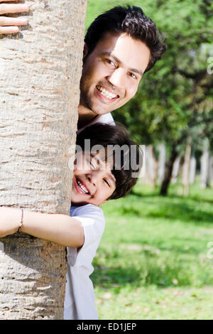 indische Vater mit Kind Park genießen Stockfoto