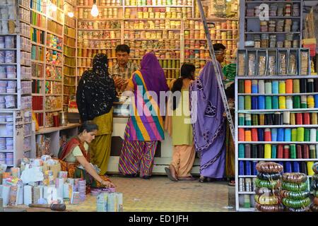 Indien, Rajasthan, Mewar Region, Bundi Dorf Shop verkaufen Armbänder Stockfoto