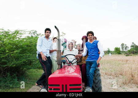 indische Bauernfamilie Traktor fahren Stockfoto