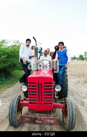 indische Bauernfamilie Traktor fahren Stockfoto