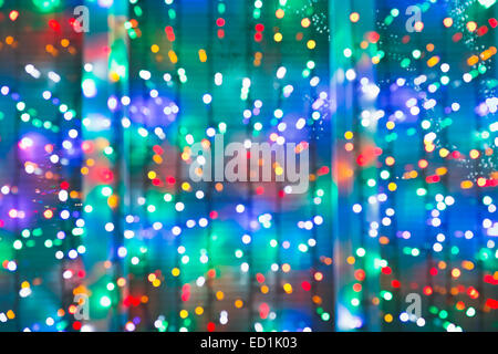 verschwommene Weihnachtsbeleuchtung am Fenster in der Nacht Stockfoto