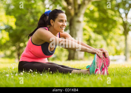 Happy passen braune Haare Strecken auf dem Rasen Stockfoto