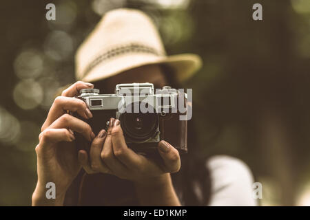 Brünette in Strohhut unter Bild Stockfoto