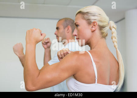 Sportliches Paar ballte die Fäuste im Fitness-studio Stockfoto