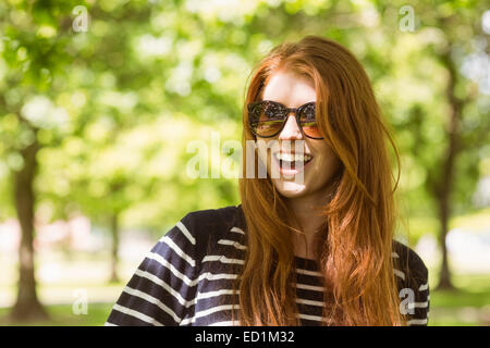 Glücklich schöne Frau mit Sonnenbrille Stockfoto