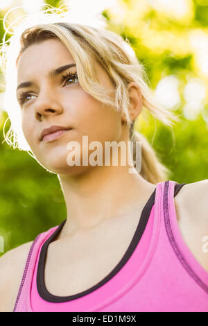 Passen Sie blonde stehen im park Stockfoto