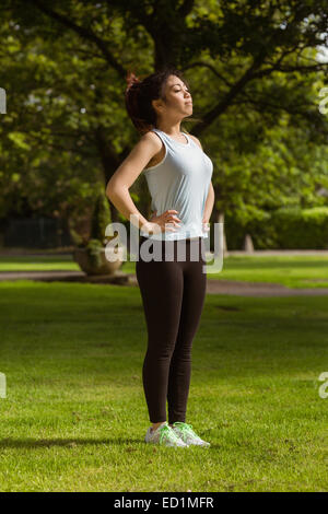 Seitenansicht des gesunden Frau im park Stockfoto