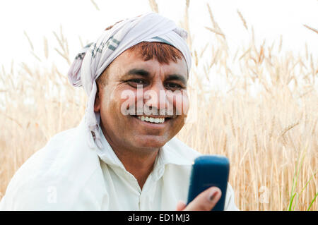 1 indische Dorf ländlichen Mann Einwahl Telefon Stockfoto