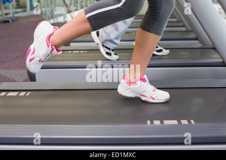 Geringen Teil ein paar laufen auf dem Laufband im Fitnessstudio Stockfoto