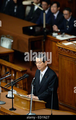 Tokio, Japan. 24. Dezember 2014. Nobutaka Machimura hält eine Rede, nachdem er als Sprecher des Unterhauses in Tokio, Japan, 24. Dezember 2014 gewählt. Das Unterhaus des Japan gewählt ehemaligen Außenminister Nobutaka Machimura deren Sprecher, Bunmei Ibuki zu ersetzen. Bildnachweis: Ma Ping/Xinhua/Alamy Live-Nachrichten Stockfoto