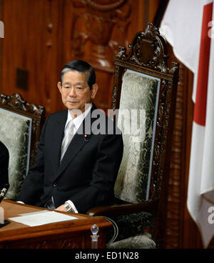 Tokio, Japan. 24. Dezember 2014. Nobutaka Machimura grüßt Kollegen, nachdem er als Sprecher des Unterhauses in Tokio, Japan, 24. Dezember 2014 gewählt. Das Unterhaus des Japan gewählt ehemaligen Außenminister Nobutaka Machimura deren Sprecher, Bunmei Ibuki zu ersetzen. Bildnachweis: Ma Ping/Xinhua/Alamy Live-Nachrichten Stockfoto