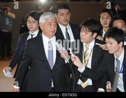 Tokio, Japan. 24. Dezember 2014. Neu ernannten Minister der Verteidigung Gen Nakatani (L, vorn) betritt die offizielle Residenz des Premierministers in Tokio, Japan, 24. Dezember 2014. Japans Top Regierungssprecher Yoshihide Suga teilte am Mittwoch das Lineup von Premierminister Shinzo Abe neues Kabinett mit Gen Nakatani wird der neue Chef der Verteidigung ernannt. © Stringer/Xinhua/Alamy Live-Nachrichten Stockfoto