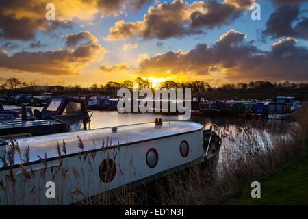 Rufford, Burscough, in der Nähe von Preston, Lancashire, Großbritannien, 24. Dezember 2014. UK Wetter. Einem kühlen Start in den Tag mit einem Hausboot Bewohner auf der Leeds und Liverpool Canal, der längste Kanal in Nordengland, Aufwachen zu einem herrlichen Sonnenaufgang nach sehr schweren nächtlichen Regen. St Mary's Marina in Rufford hat Liegeplätze für 100 Boote bis zu 60 Fuß Länge, sowohl schmale und breite Boote und Canal Kreuzer. Stockfoto