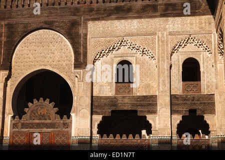 Details. Kalligraphie-Stuck und Fliesenarbeiten, Bou Inania Medersa, 14. Jahrhundert, Koranschule Bou Inania. Medina. Fez. Marokko. Nord Afr Stockfoto