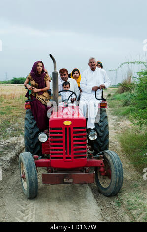 indische Bauernfamilie Traktor fahren Stockfoto