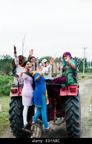 indische Bauernfamilie Traktor fahren Stockfoto