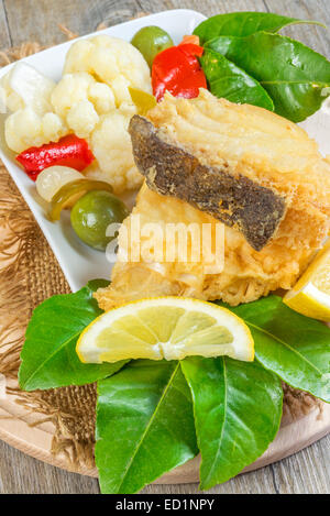 Stück Kabeljau gebraten auf Krautsalat Stockfoto