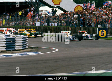 1992 British Grand Prix, Silverstone. Patrese führt ihre Williams FW14B Mansell in Wäldchen, 1. Runde. Stockfoto