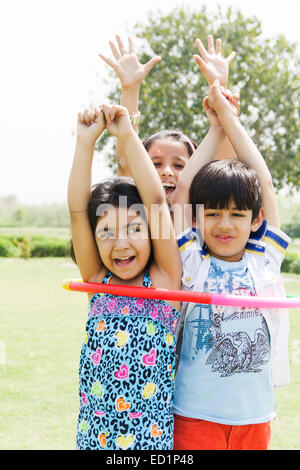 Indianer Kinderpark spielen Hulahoop Stockfoto