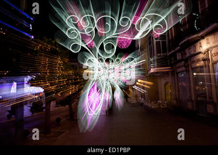 Weihnachten led Licht Dekoration von Badajoz Straßen in der Nacht, Spanien. Bewegung vergrößert Schuss Stockfoto