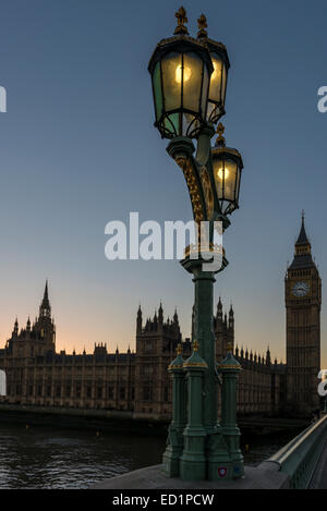 Viktorianische verzierte Straßenlaternen auf Westminster Bridge mit den Houses of Parliament im Hintergrund bei Sonnenuntergang Stockfoto