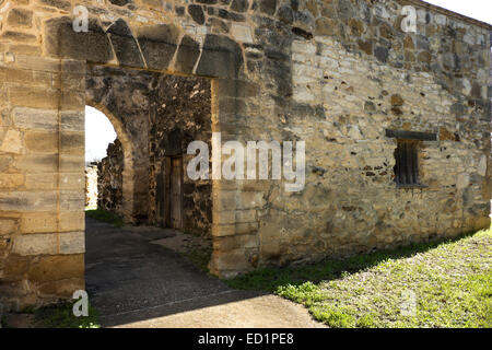 Das Haupttor an der Mission San Juan Capistrano die Portero Quartalen auf der rechten Seite. Stockfoto