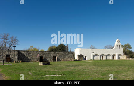 Die Kirche an Mission San Juan Capistrano und das Besucherzentrum, das unvollendete Gebäude auf der linken Seite der Kirche. Stockfoto