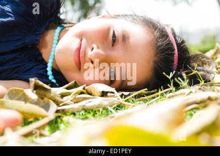 1 Indianer Beautifu Child Mädchen Park Rest Stockfoto