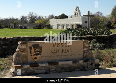 National Historical Park Service-Schild am Eingang der Mission San Juan Capistrano in San Antonio, Texas. Stockfoto