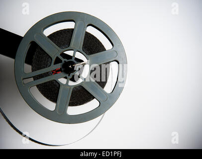 Film Reel Jahrgang 8mm grau auf weißem Hintergrund mit Film bereit für Projektion Stockfoto